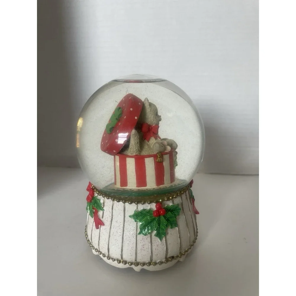 Rare! SAN FRANCISCO MUSIC BOX CO.  Kitten Hat Snow Globe 